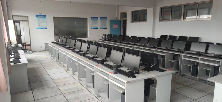 上岡初中微機(jī)房2.jpg